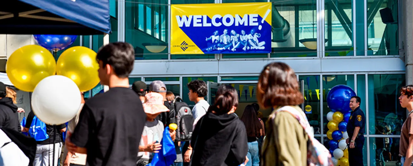 Students gather outside the Student Center during a recent Welcome Day. 