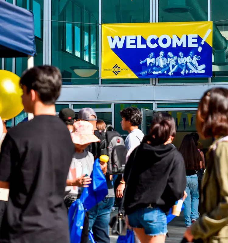 Students gather outside the Student Center during a recent Welcome Day. 