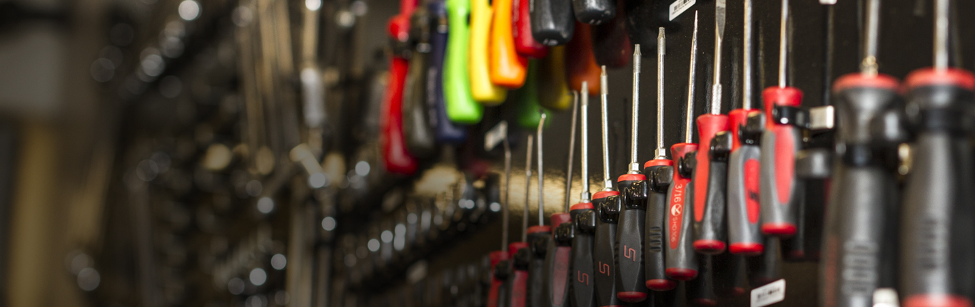 Organized tools for reparing cars. 