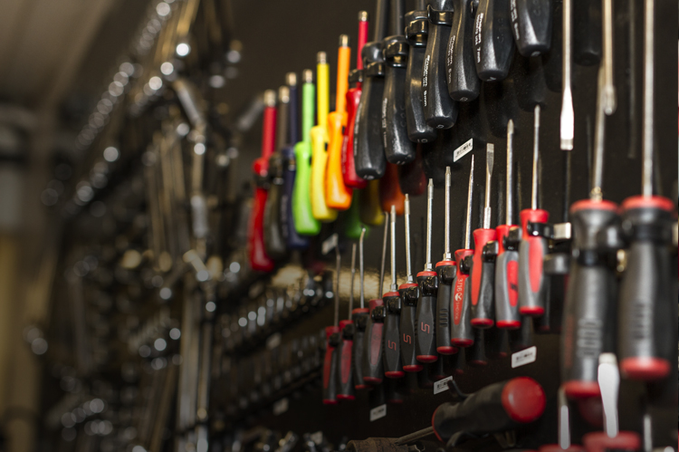 Organized tools for reparing cars. 